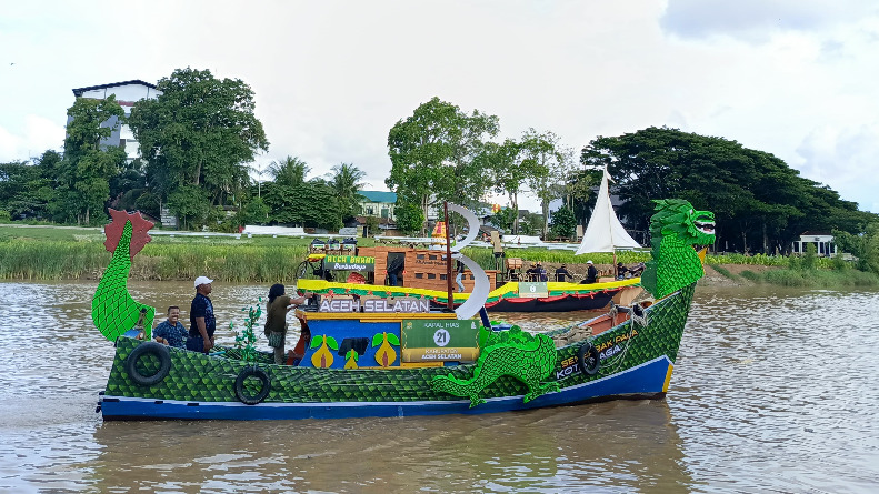 Perahu hias kontingen Kabupaten Aceh Selatan di ajang Pekan Kebudayaan Aceh ke 8