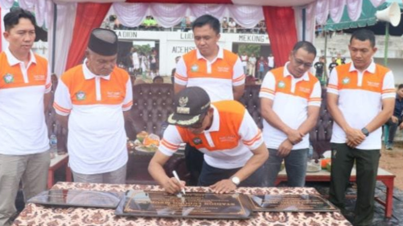 Bupati Aceh Selatan Tgk. Amran, SH meresmikan pemakaian sejumlah fasilitas olah di Aceh Selatan yang dipusatkan di Stadion Ludung Mekong