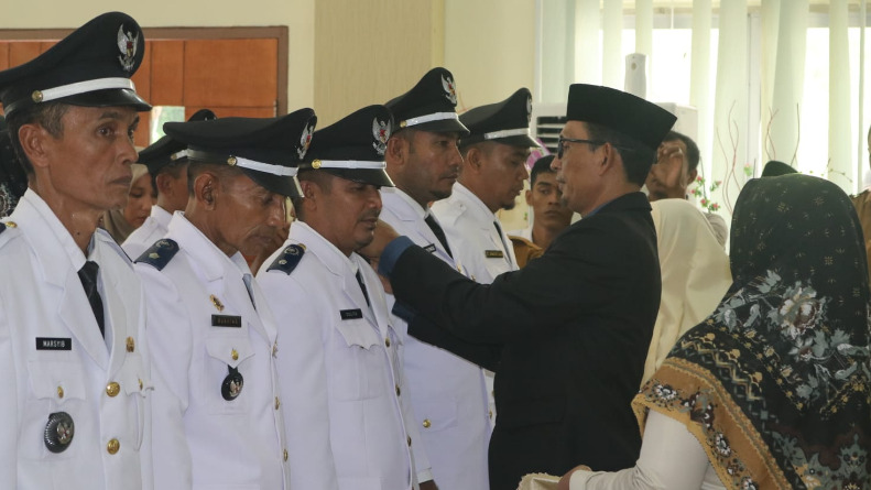 Bupati Aceh Selatan, Tgk Amran melantik 31 keuchik gampong (kepala desa) hasil Pemilihan Keuchik Langsung (Pilchiksung) tahun 2023, di Gedung Serbaguna Aula Bappeda, Tapaktuan.