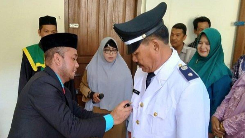 Camat Tapaktuan Ramzil Hadi S.STP. M.Si atas nama Penjabat (Pj) Bupati Aceh Selatan melantik Wirli Keuchik Lhok Bengkuang Timur 2023-2029