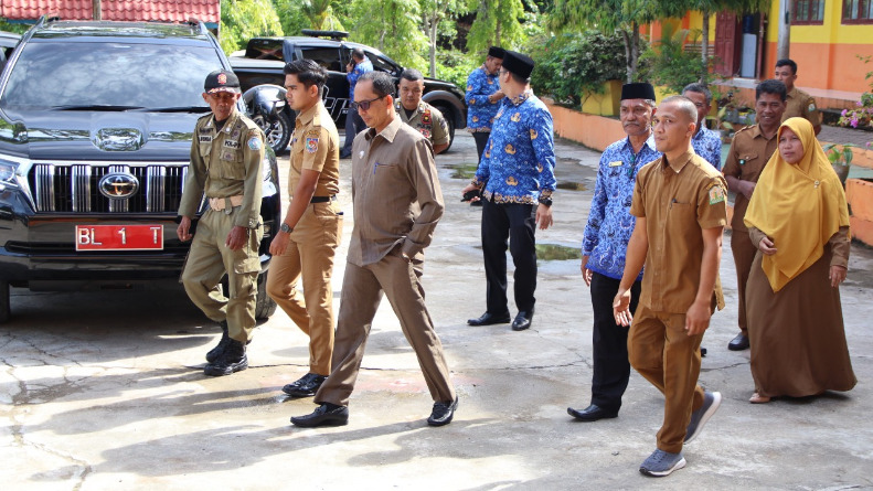 Bupati Aceh Selatan Tgk Amran (berkaca mata) bersama rombongan saat menyambangi SMA Unggul Tapaktuan.