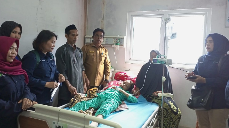Kepala Dinas Sosial Aceh Selatan Junaidi bersama Tim dari Kementerian Sosial (Kemensos) mengunjungi Nur Maulida penderita jantung bocor (16) pelajar SLB Negeri Aceh Selatan.