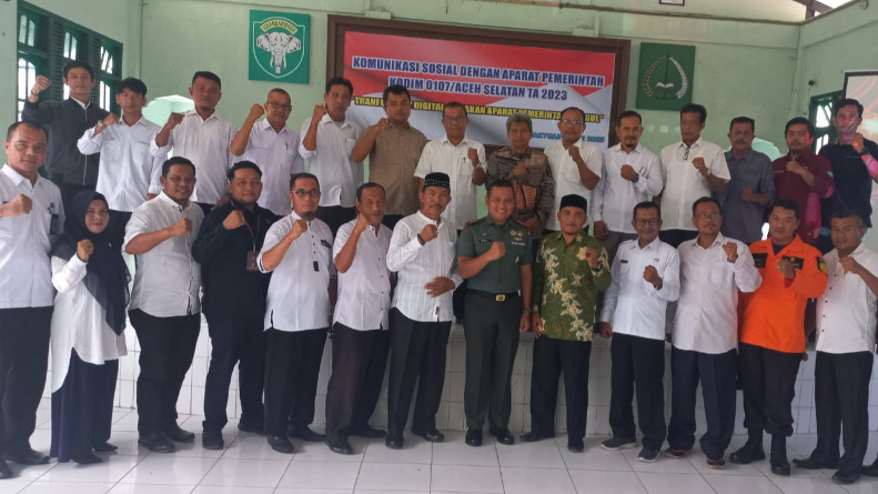 Komandan Kodim (Dandim) 0107 Aceh Selatan, Letkol Arh Helmy Ariansyah, SE bersama peserta kegiatan foto bersama di aula Markas Kodim setempat.