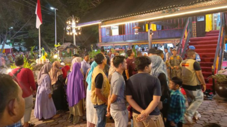 Anjungan Aceh Selatan di serbu banyak pengunjung, saat pembukaan PKA ke 8, yang berlokasi di Taman Sulthanah Safiatuddin, Banda Aceh