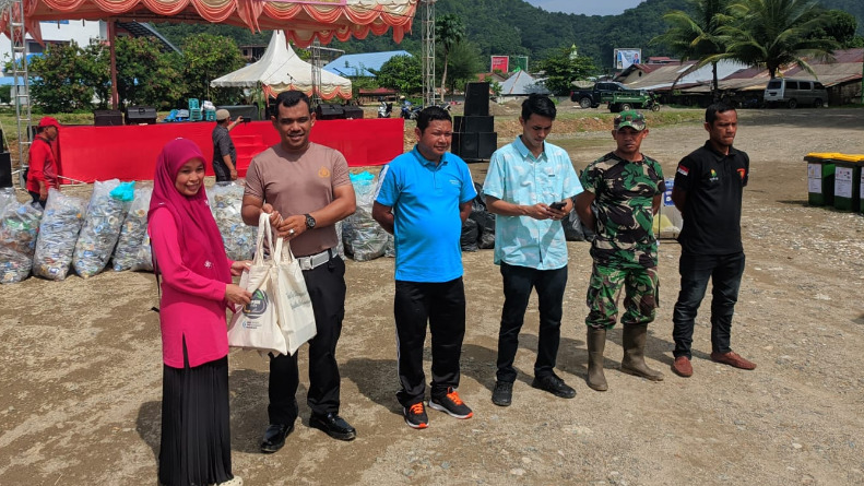 Pemerintah Kabupaten Aceh Selatan, melalui Dinas Lingkungan Hidup menggelar World Clean Up Day (WCD) di Taman Pala Indah